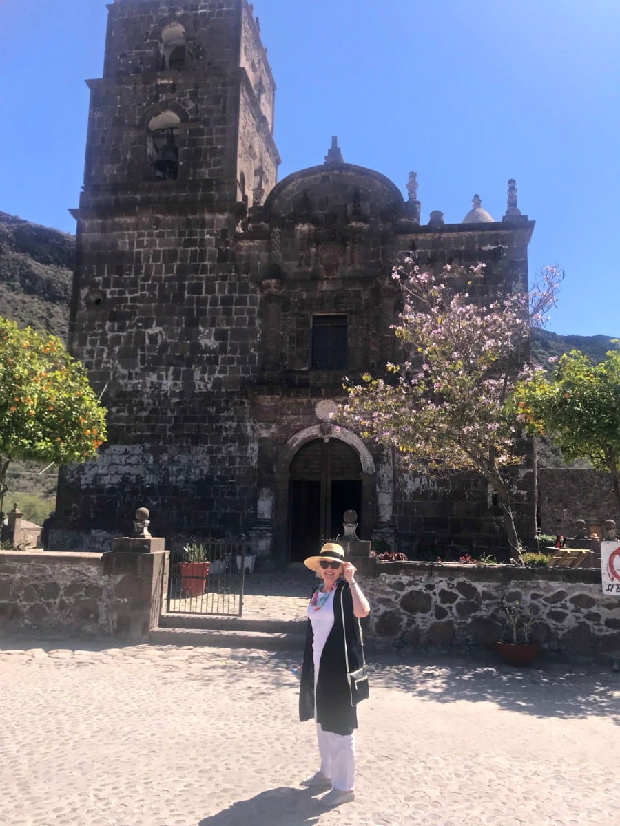 Jennifer Connolly at Loreto mexico in black and white linen by Eileen Fisher with straw hat