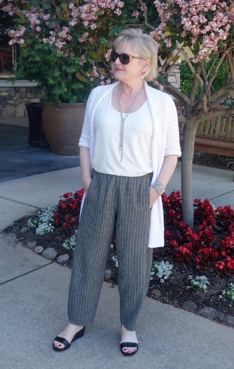 Jennifer Connolly of A Well Styled Life styling a linen lantern pant with slim top and longer white sweater