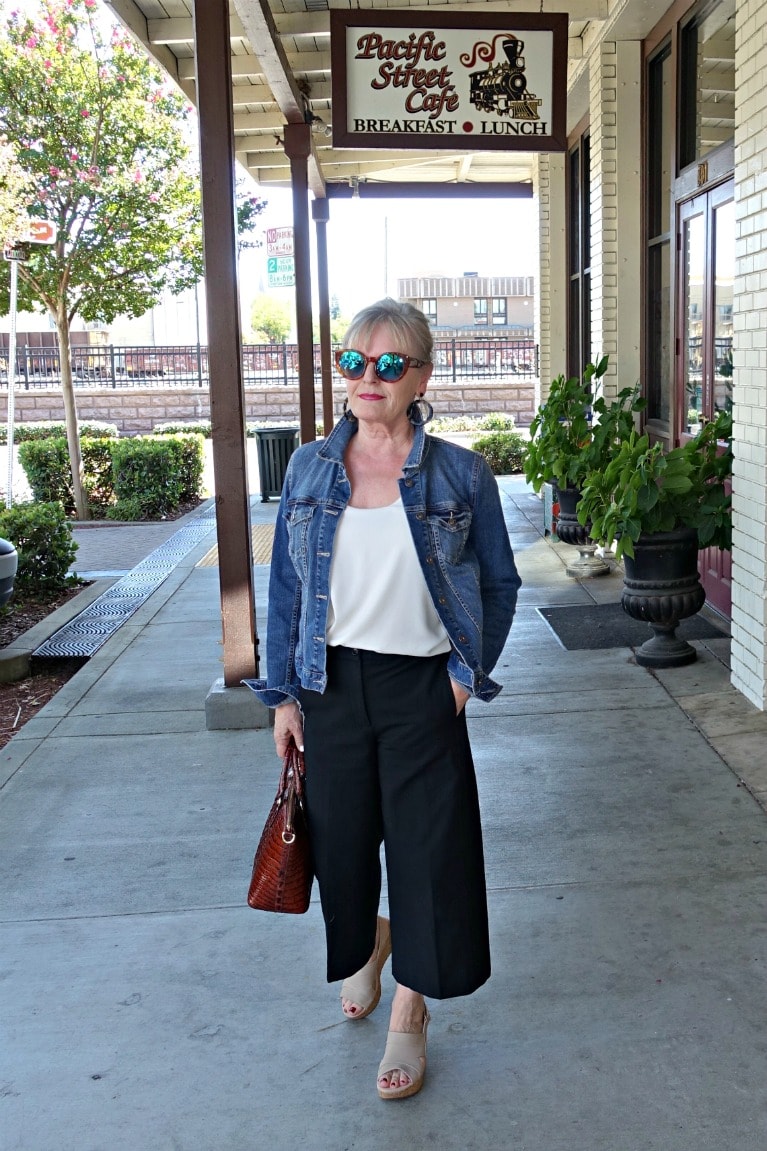 Jennifer Connolly of A Well Styled Life wearing tortoise sunglasses and alligator print bag in casual outfit