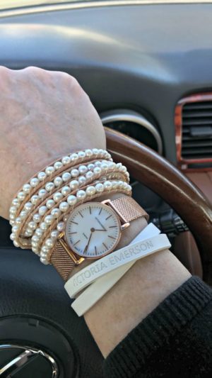 Jennifer Connolly of A Well Styled life wearing a stack of Victoria Emerson rose gold