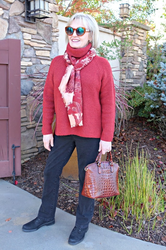 Jennifer Connolly of A Well Styled Life wearing Madewell turtleneck and black jeans