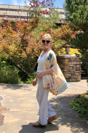 over 50 petite fashion blogger Jennifer Connolly styles a silk ruana and linen pants from Chico's