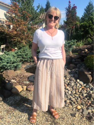 Jennifer Connolly of a Well Styled Life wearing Madewell linen crops