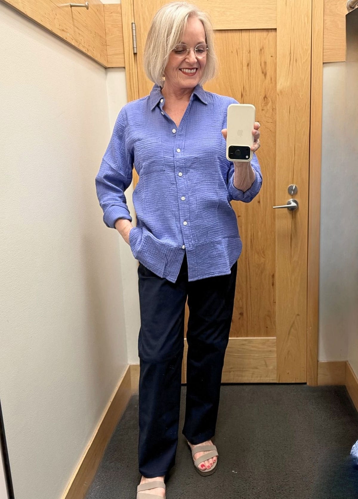 WOMAN WEARING COTTON GAUZE SHIRT AND NAVY CHINOS