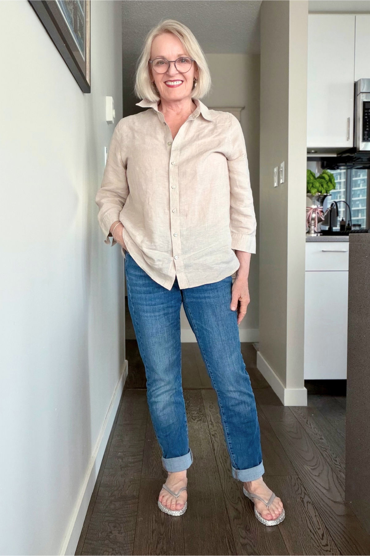 JENNIFER CONNOLLY OF A WELL STYLED LIFE WEARING CHICOS LINEN SHIRT J.JILL BOYFRINED JEANS