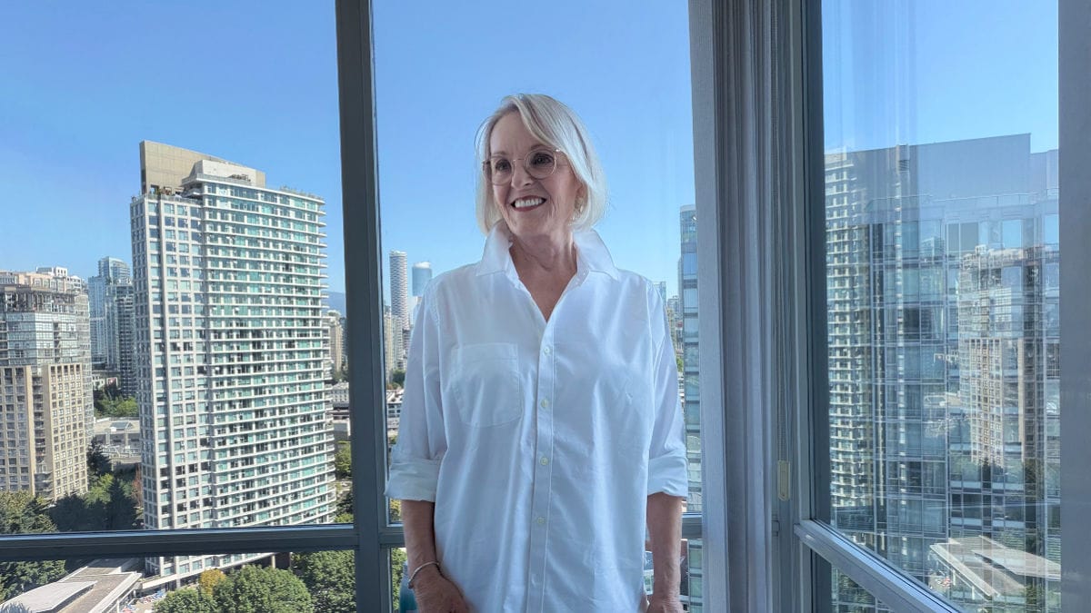 Jennifer Connoly of A Well Styled Life wearing crisp with button down shirt